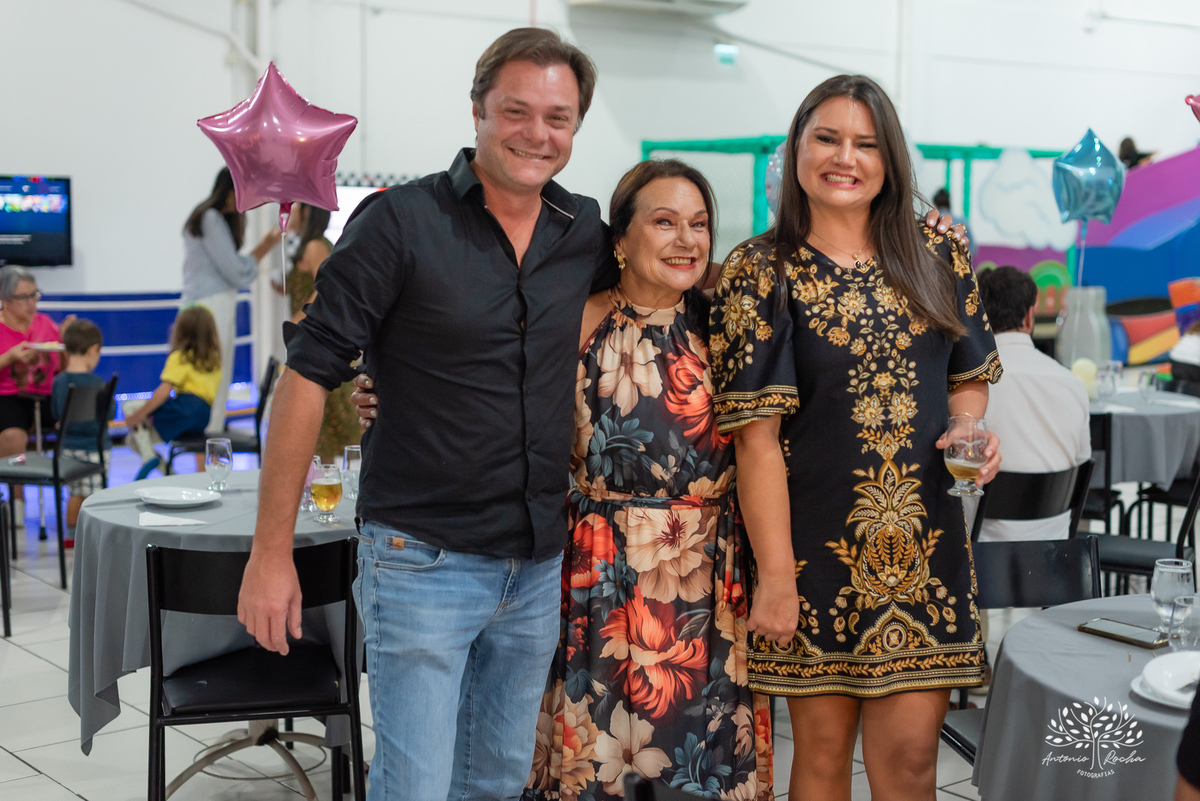 Lavínia 7 anos - festa infantil - Hello Kitty - fotógrafo de festas - Cliff Kids - Antonio Rocha Fotografias - fotografia infantil - fotos com confete - aniversário da Lavínia - fotos de crianças - festa com playground - fotógrafo de família - Pelotas