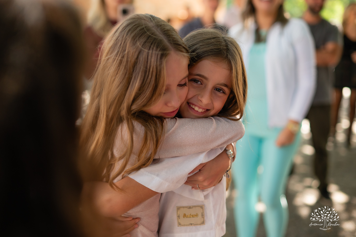 Domingo de sol - festa infantil - irmãs Betina e Martina – Alejandro Kids - parabéns animado - balão surpresa - família reunida - fotografia de infância - conexão verdadeira – Pelotas – Quinta Dom Manuel - fotógrafos de festas