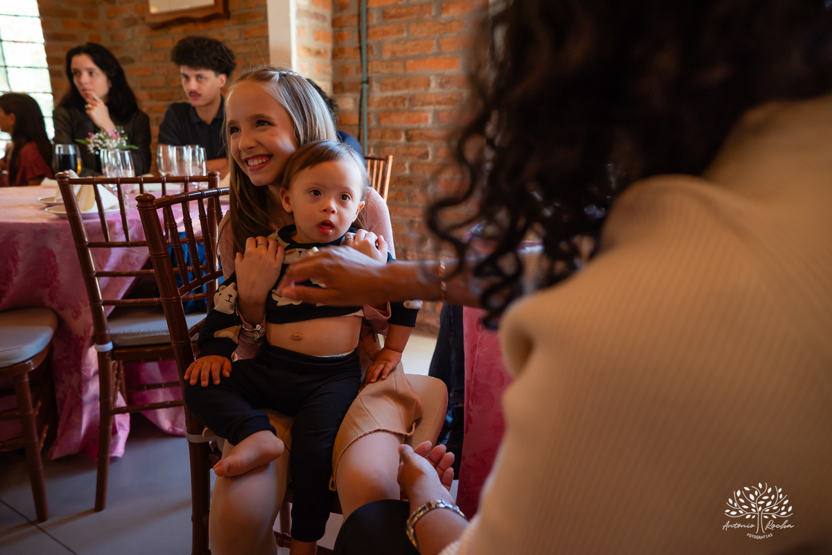 Domingo de sol - festa infantil - irmãs Betina e Martina – Alejandro Kids - parabéns animado - balão surpresa - família reunida - fotografia de infância - conexão verdadeira – Pelotas – Quinta Dom Manuel - fotógrafos de festas