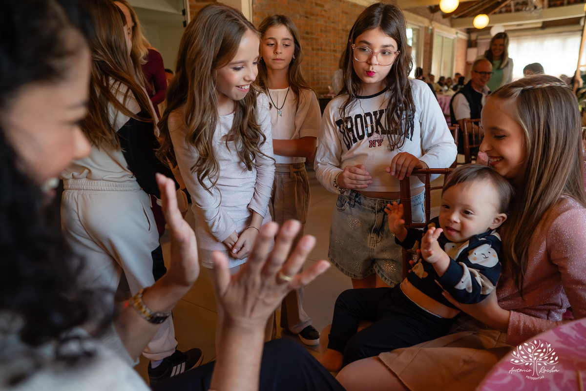 Domingo de sol - festa infantil - irmãs Betina e Martina – Alejandro Kids - parabéns animado - balão surpresa - família reunida - fotografia de infância - conexão verdadeira – Pelotas – Quinta Dom Manuel - fotógrafos de festas