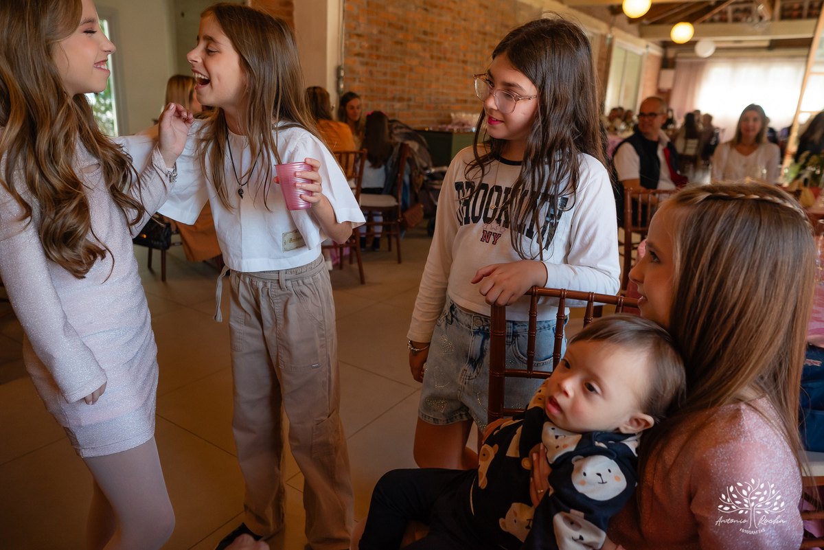 Domingo de sol - festa infantil - irmãs Betina e Martina – Alejandro Kids - parabéns animado - balão surpresa - família reunida - fotografia de infância - conexão verdadeira – Pelotas – Quinta Dom Manuel - fotógrafos de festas