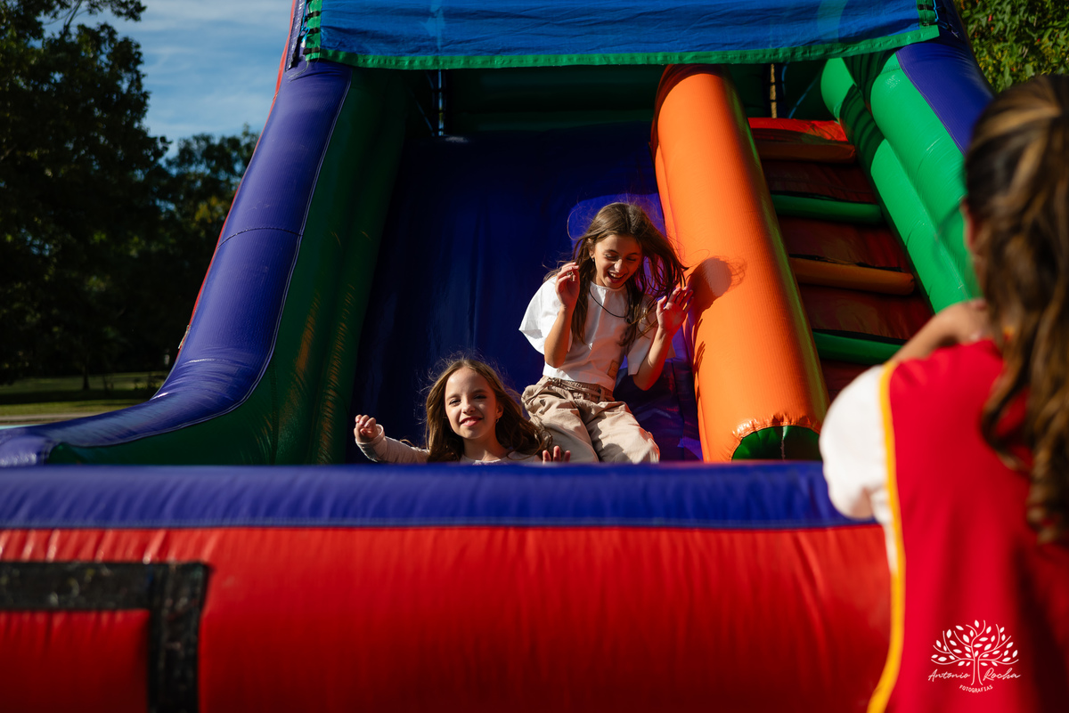 Domingo de sol - festa infantil - irmãs Betina e Martina – Alejandro Kids - parabéns animado - balão surpresa - família reunida - fotografia de infância - conexão verdadeira – Pelotas – Quinta Dom Manuel - fotógrafos de festas