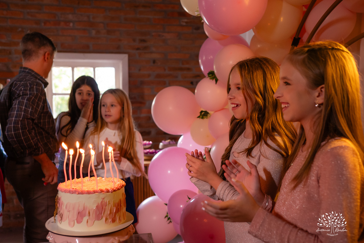 Domingo de sol - festa infantil - irmãs Betina e Martina – Alejandro Kids - parabéns animado - balão surpresa - família reunida - fotografia de infância - conexão verdadeira – Pelotas – Quinta Dom Manuel - fotógrafos de festas