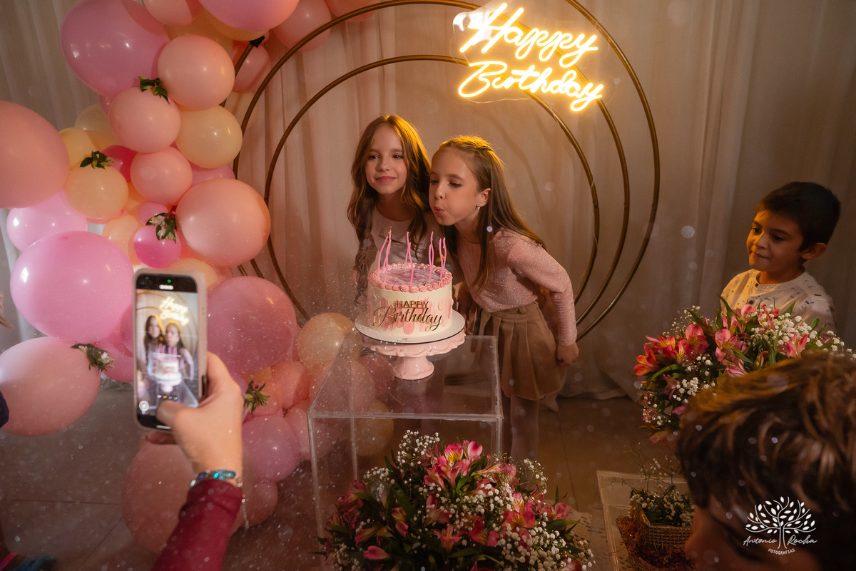 Domingo de sol - festa infantil - irmãs Betina e Martina – Alejandro Kids - parabéns animado - balão surpresa - família reunida - fotografia de infância - conexão verdadeira – Pelotas – Quinta Dom Manuel - fotógrafos de festas