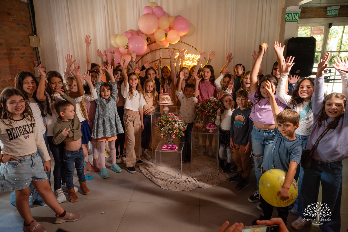 Domingo de sol - festa infantil - irmãs Betina e Martina – Alejandro Kids - parabéns animado - balão surpresa - família reunida - fotografia de infância - conexão verdadeira – Pelotas – Quinta Dom Manuel - fotógrafos de festas