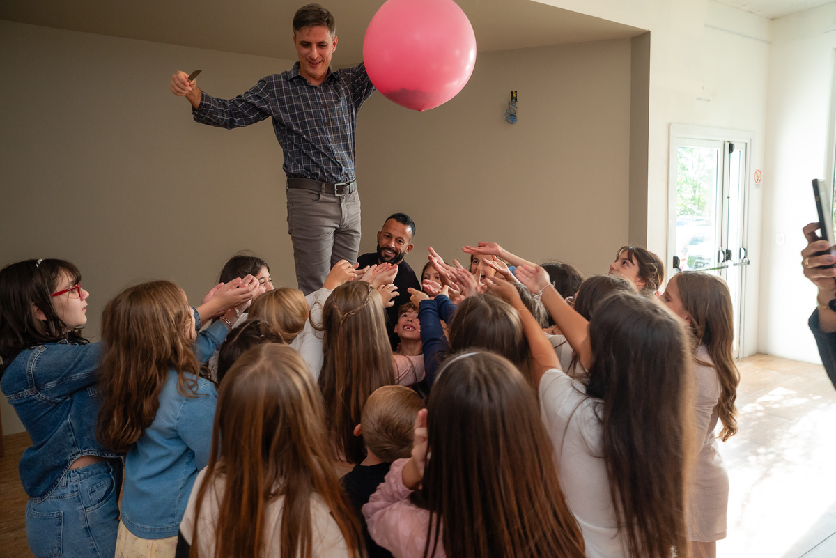 Domingo de sol - festa infantil - irmãs Betina e Martina – Alejandro Kids - parabéns animado - balão surpresa - família reunida - fotografia de infância - conexão verdadeira – Pelotas – Quinta Dom Manuel - fotógrafos de festas