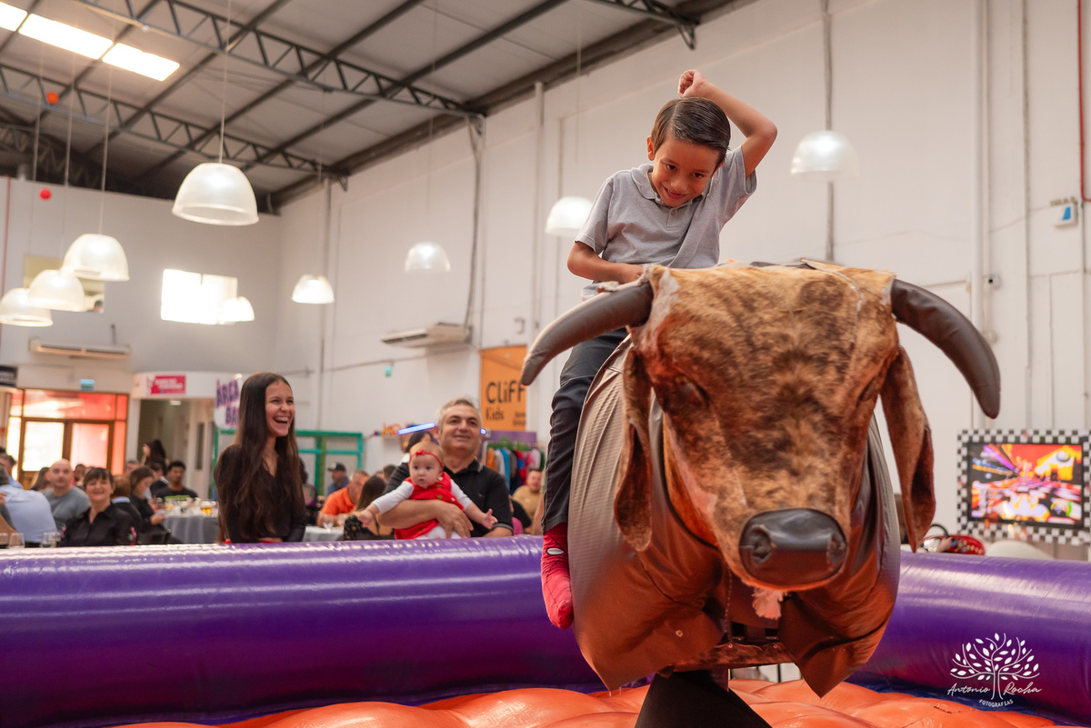 Vicente - aniversário infantil - 4 anos - festa de criança - fotografia infantil - memórias da infância - tombo legal - touro mecânico - fotografia de aniversário - família - fotos espontâneas - Antonio Rocha Fotografias - Cliff Kids - Pelotas