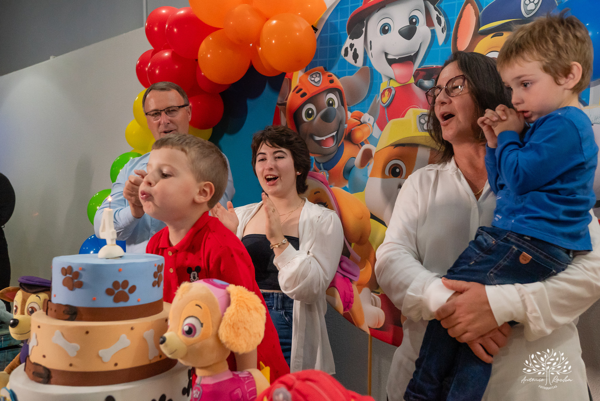 Vicente - aniversário infantil - 4 anos - festa de criança - fotografia infantil - memórias da infância - tombo legal - touro mecânico - fotografia de aniversário - família - fotos espontâneas - Antonio Rocha Fotografias - Cliff Kids - Pelotas