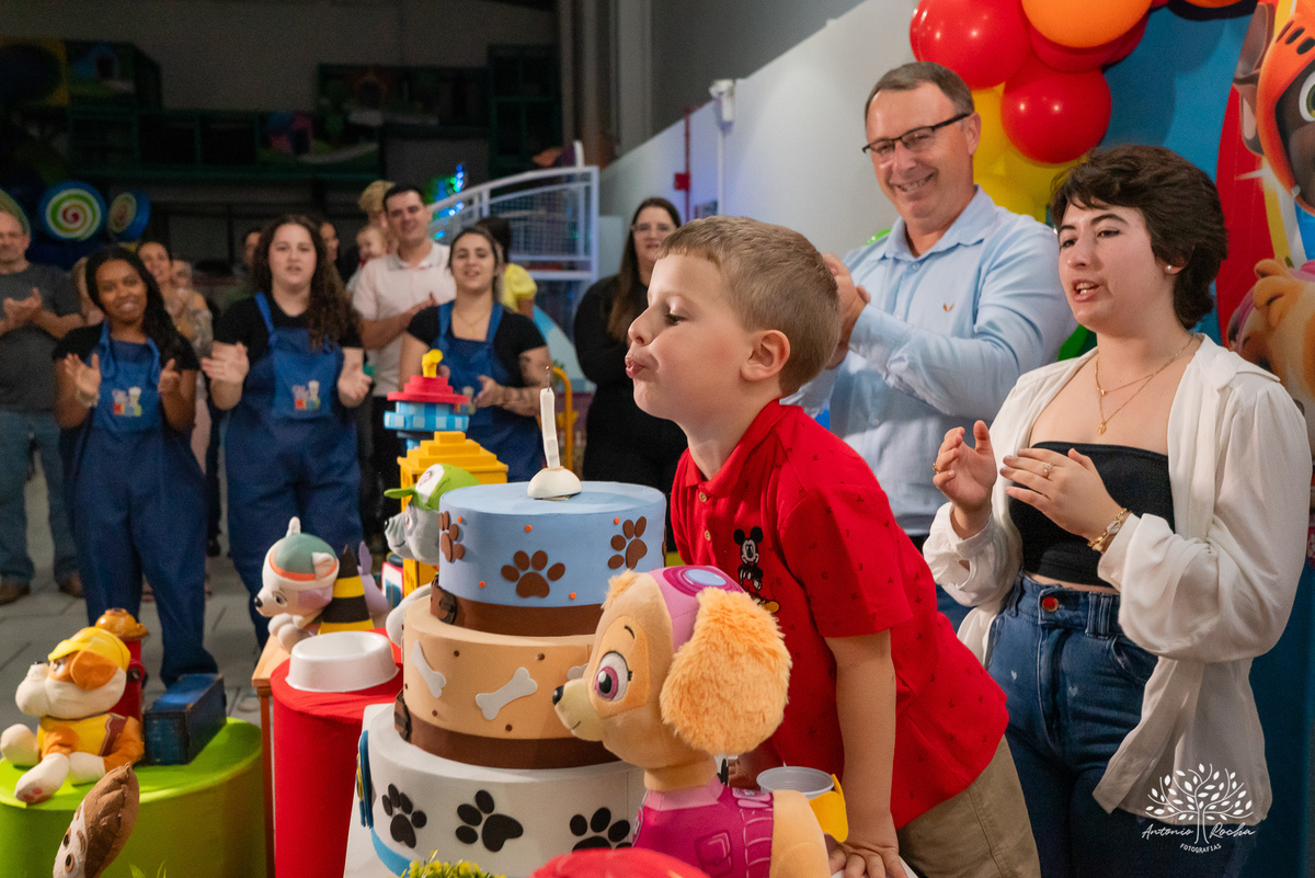 Vicente - aniversário infantil - 4 anos - festa de criança - fotografia infantil - memórias da infância - tombo legal - touro mecânico - fotografia de aniversário - família - fotos espontâneas - Antonio Rocha Fotografias - Cliff Kids - Pelotas