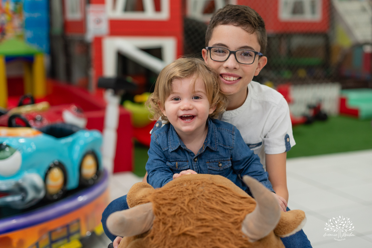 primeiro-aninho - fotografia-de-aniversário - fotógrafo-infantil - festa-na-fazendinha - fotografia-profissional - Pelotas - aniversário-de-1-ano - memórias-em-família - fotos-de-festa-infantil - Antonio-Rocha-Fotografias - ensaio-fotográfico-infantil