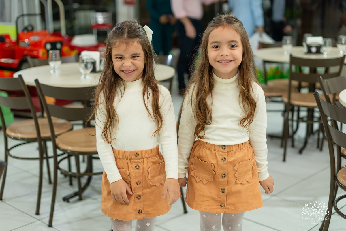 festa infantil - fotografia infantil - aniversário Frozen - irmãs gêmeas - festa temática - fotografia de festa - Pelotas - princesas Frozen – Tio Guigui - fotografia espontânea - fotografia de aniversário – Show do Parabéns - Antonio Rocha Fotografias