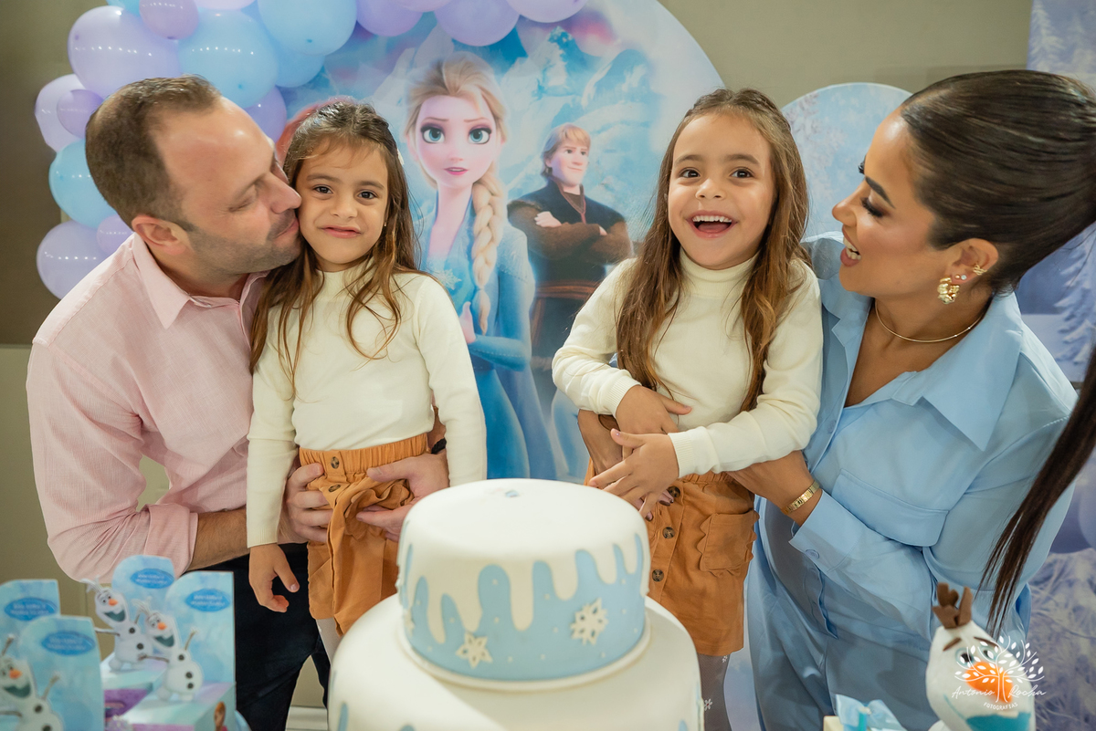 festa infantil - fotografia infantil - aniversário Frozen - irmãs gêmeas - festa temática - fotografia de festa - Pelotas - princesas Frozen – Tio Guigui - fotografia espontânea - fotografia de aniversário – Show do Parabéns - Antonio Rocha Fotografias