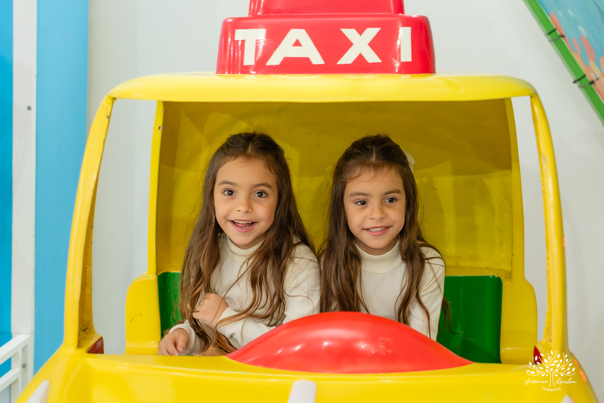 festa infantil - fotografia infantil - aniversário Frozen - irmãs gêmeas - festa temática - fotografia de festa - Pelotas - princesas Frozen – Tio Guigui - fotografia espontânea - fotografia de aniversário – Show do Parabéns - Antonio Rocha Fotografias