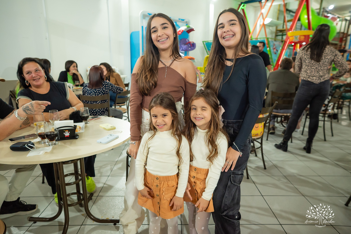 festa infantil - fotografia infantil - aniversário Frozen - irmãs gêmeas - festa temática - fotografia de festa - Pelotas - princesas Frozen – Tio Guigui - fotografia espontânea - fotografia de aniversário – Show do Parabéns - Antonio Rocha Fotografias