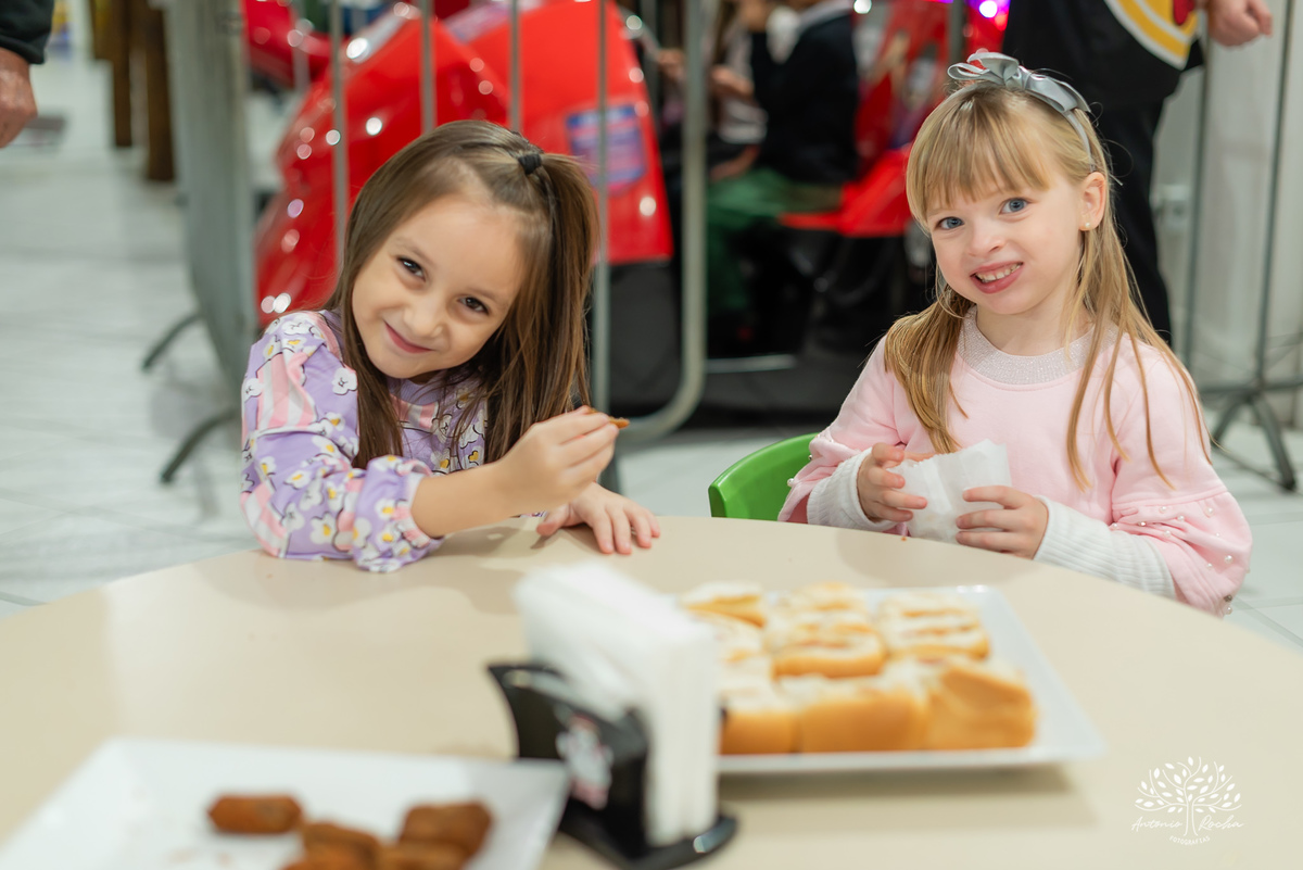 festa infantil - fotografia infantil - aniversário Frozen - irmãs gêmeas - festa temática - fotografia de festa - Pelotas - princesas Frozen – Tio Guigui - fotografia espontânea - fotografia de aniversário – Show do Parabéns - Antonio Rocha Fotografias