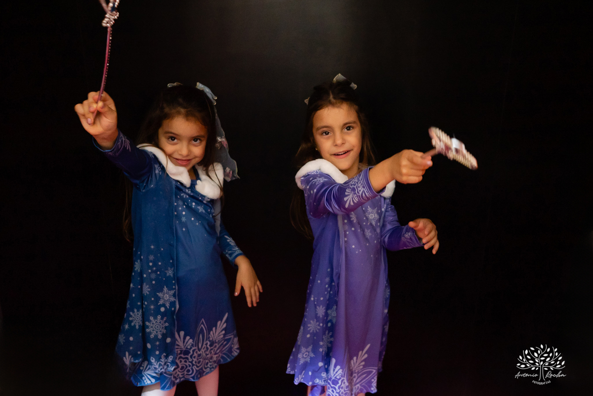 festa infantil - fotografia infantil - aniversário Frozen - irmãs gêmeas - festa temática - fotografia de festa - Pelotas - princesas Frozen – Tio Guigui - fotografia espontânea - fotografia de aniversário – Show do Parabéns - Antonio Rocha Fotografias
