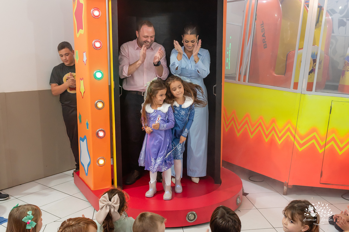 festa infantil - fotografia infantil - aniversário Frozen - irmãs gêmeas - festa temática - fotografia de festa - Pelotas - princesas Frozen – Tio Guigui - fotografia espontânea - fotografia de aniversário – Show do Parabéns - Antonio Rocha Fotografias