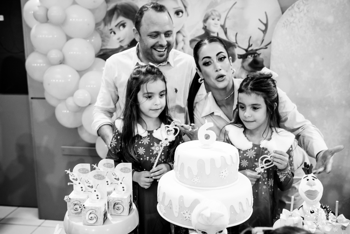 festa infantil - fotografia infantil - aniversário Frozen - irmãs gêmeas - festa temática - fotografia de festa - Pelotas - princesas Frozen – Tio Guigui - fotografia espontânea - fotografia de aniversário – Show do Parabéns - Antonio Rocha Fotografias