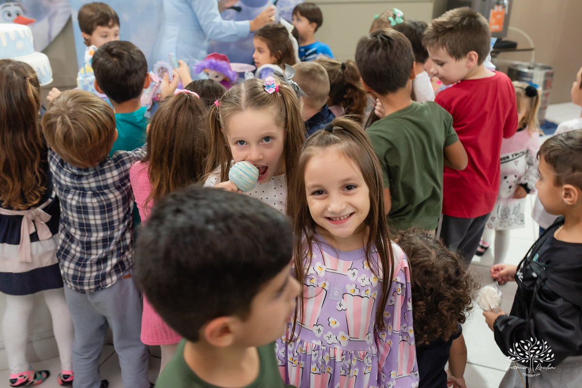 festa infantil - fotografia infantil - aniversário Frozen - irmãs gêmeas - festa temática - fotografia de festa - Pelotas - princesas Frozen – Tio Guigui - fotografia espontânea - fotografia de aniversário – Show do Parabéns - Antonio Rocha Fotografias
