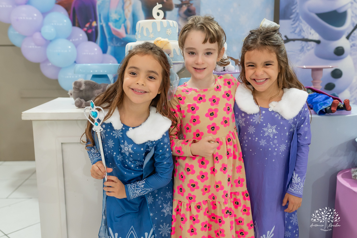 festa infantil - fotografia infantil - aniversário Frozen - irmãs gêmeas - festa temática - fotografia de festa - Pelotas - princesas Frozen – Tio Guigui - fotografia espontânea - fotografia de aniversário – Show do Parabéns - Antonio Rocha Fotografias