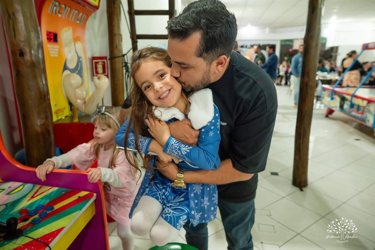 festa infantil - fotografia infantil - aniversário Frozen - irmãs gêmeas - festa temática - fotografia de festa - Pelotas - princesas Frozen – Tio Guigui - fotografia espontânea - fotografia de aniversário – Show do Parabéns - Antonio Rocha Fotografias