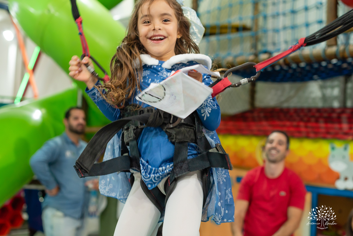 festa infantil - fotografia infantil - aniversário Frozen - irmãs gêmeas - festa temática - fotografia de festa - Pelotas - princesas Frozen – Tio Guigui - fotografia espontânea - fotografia de aniversário – Show do Parabéns - Antonio Rocha Fotografias