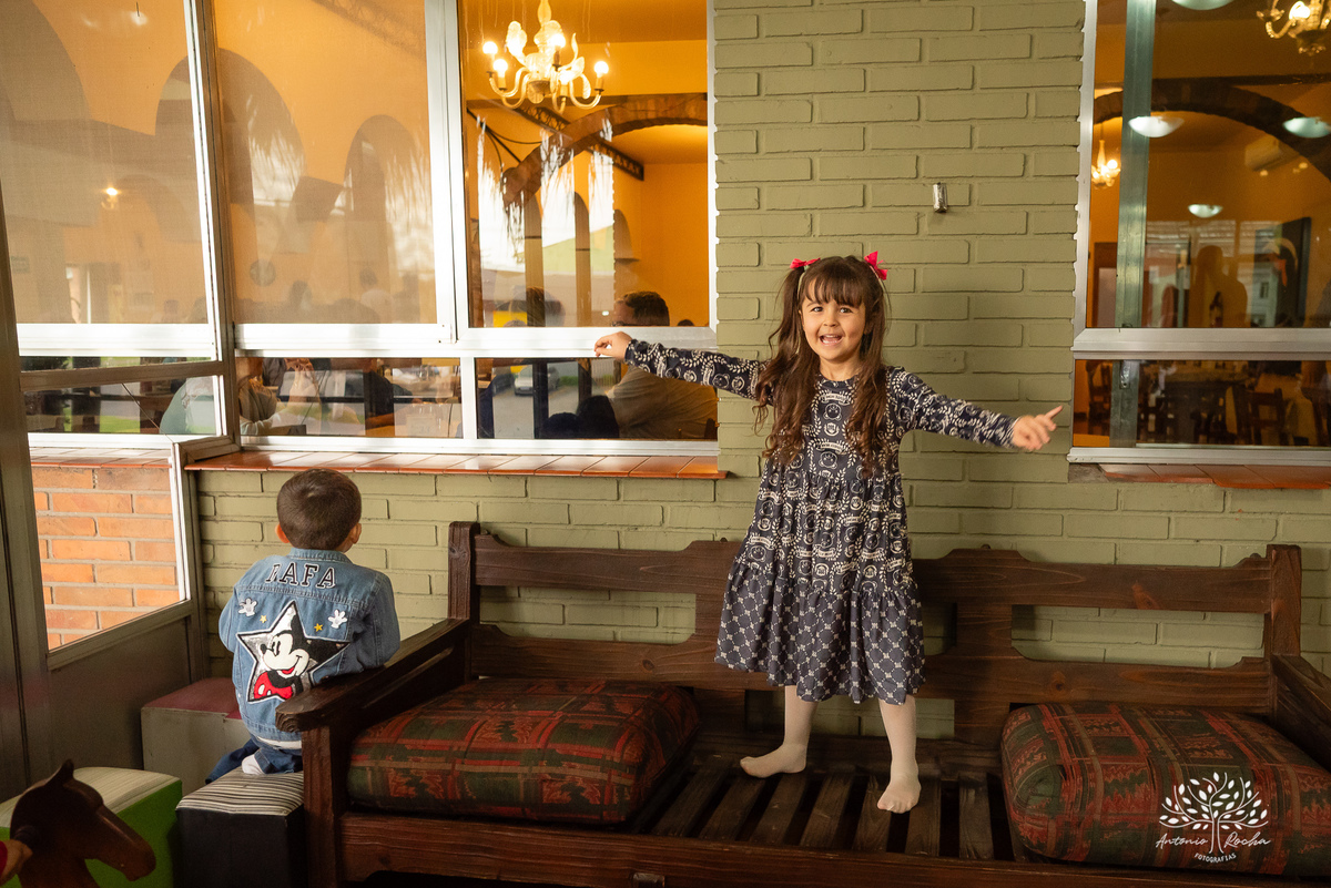 batizado infantil - cerimônia religiosa - celebração de batismo - fotógrafo de batizado - fotografia infantil - fotografia de batismo - Galeto Justini - igreja católica - batizado em família - Antonio Rocha Fotografias - Pelotas - batismo com recepção