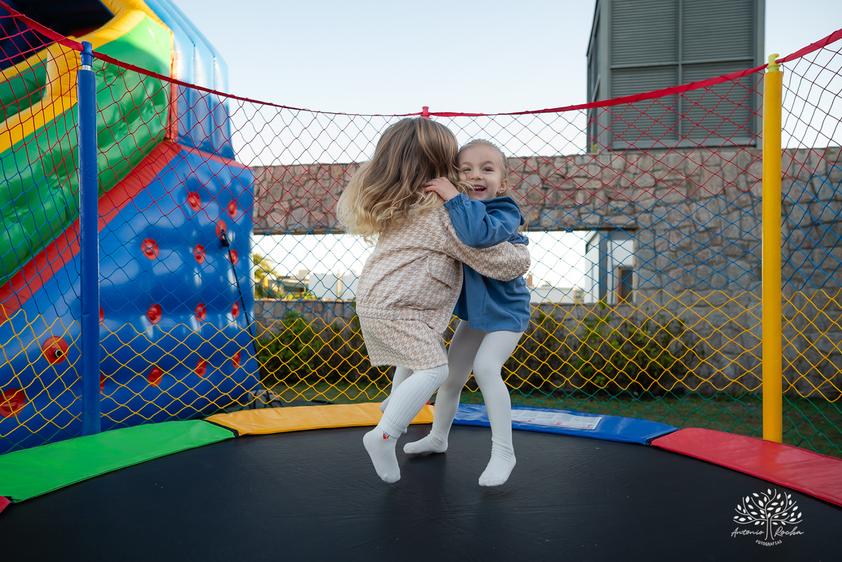 festa infantil - Masha e o Urso - cama elástica - tobogã - maquiagem artística - festa no condomínio - com crianças - brincadeiras infantis - festa temática - registro fotográfico - fotografia de festa infantil – Pelotas - Antonio Rocha Fotografias
