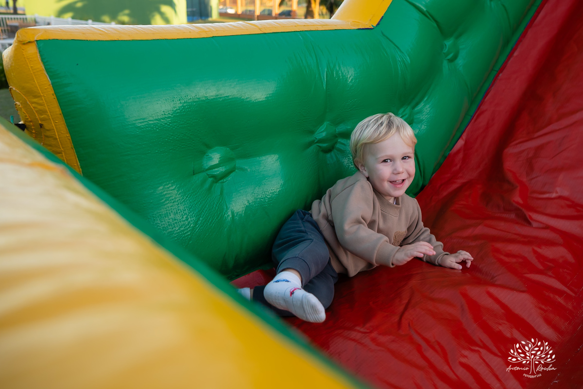 festa infantil - Masha e o Urso - cama elástica - tobogã - maquiagem artística - festa no condomínio - com crianças - brincadeiras infantis - festa temática - registro fotográfico - fotografia de festa infantil – Pelotas - Antonio Rocha Fotografias