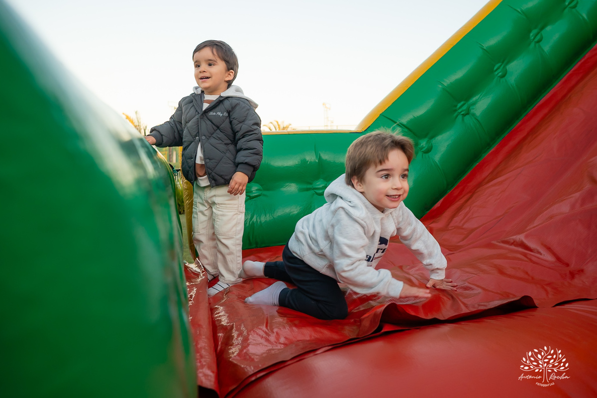 festa infantil - Masha e o Urso - cama elástica - tobogã - maquiagem artística - festa no condomínio - com crianças - brincadeiras infantis - festa temática - registro fotográfico - fotografia de festa infantil – Pelotas - Antonio Rocha Fotografias