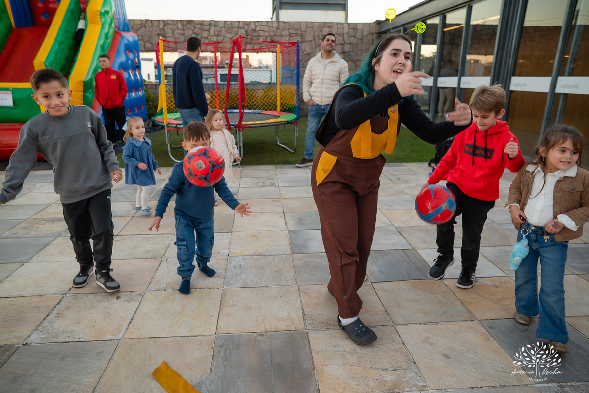 festa infantil - Masha e o Urso - cama elástica - tobogã - maquiagem artística - festa no condomínio - com crianças - brincadeiras infantis - festa temática - registro fotográfico - fotografia de festa infantil – Pelotas - Antonio Rocha Fotografias