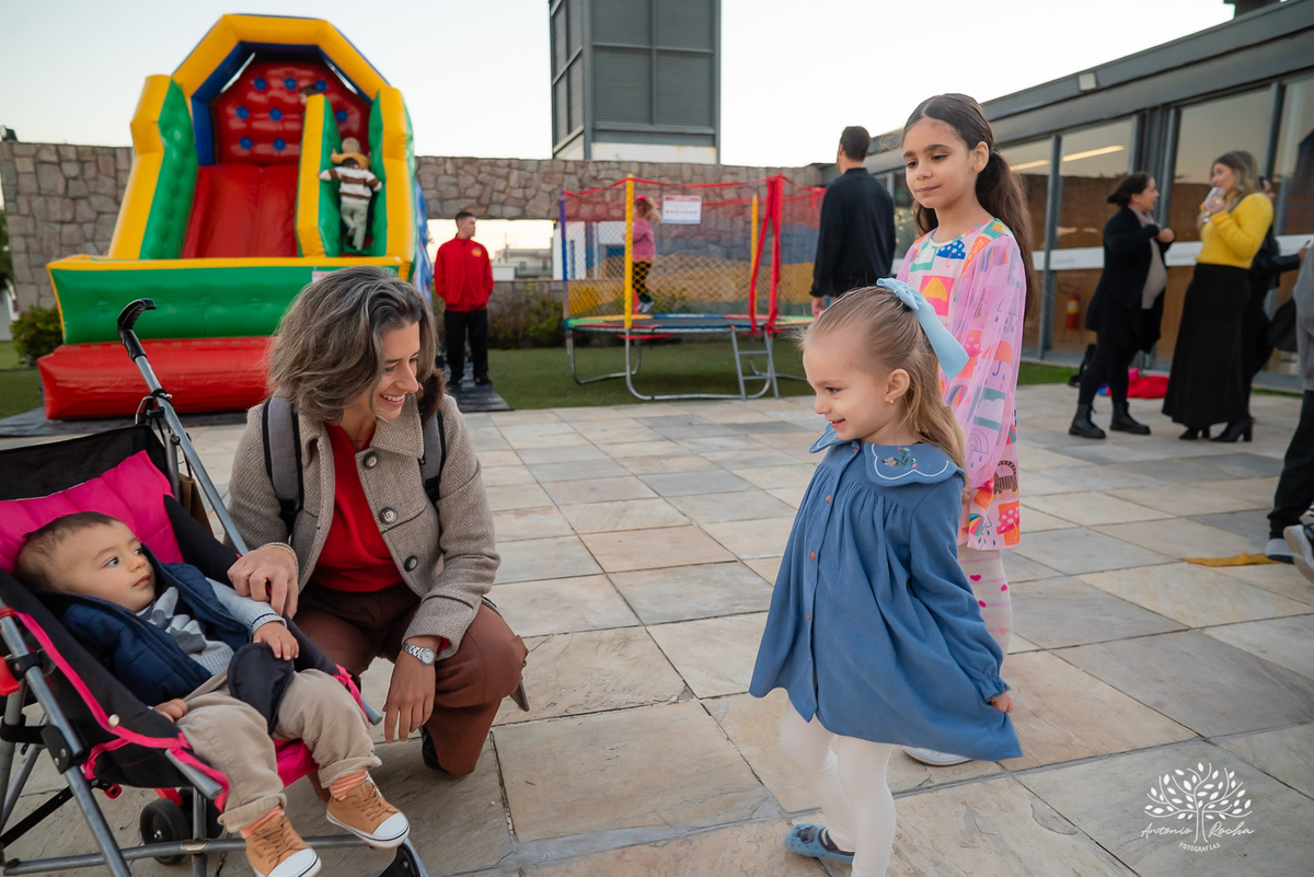 festa infantil - Masha e o Urso - cama elástica - tobogã - maquiagem artística - festa no condomínio - com crianças - brincadeiras infantis - festa temática - registro fotográfico - fotografia de festa infantil – Pelotas - Antonio Rocha Fotografias