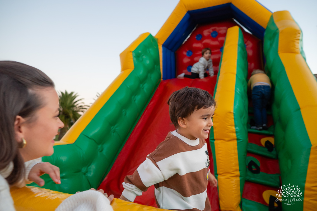 festa infantil - Masha e o Urso - cama elástica - tobogã - maquiagem artística - festa no condomínio - com crianças - brincadeiras infantis - festa temática - registro fotográfico - fotografia de festa infantil – Pelotas - Antonio Rocha Fotografias