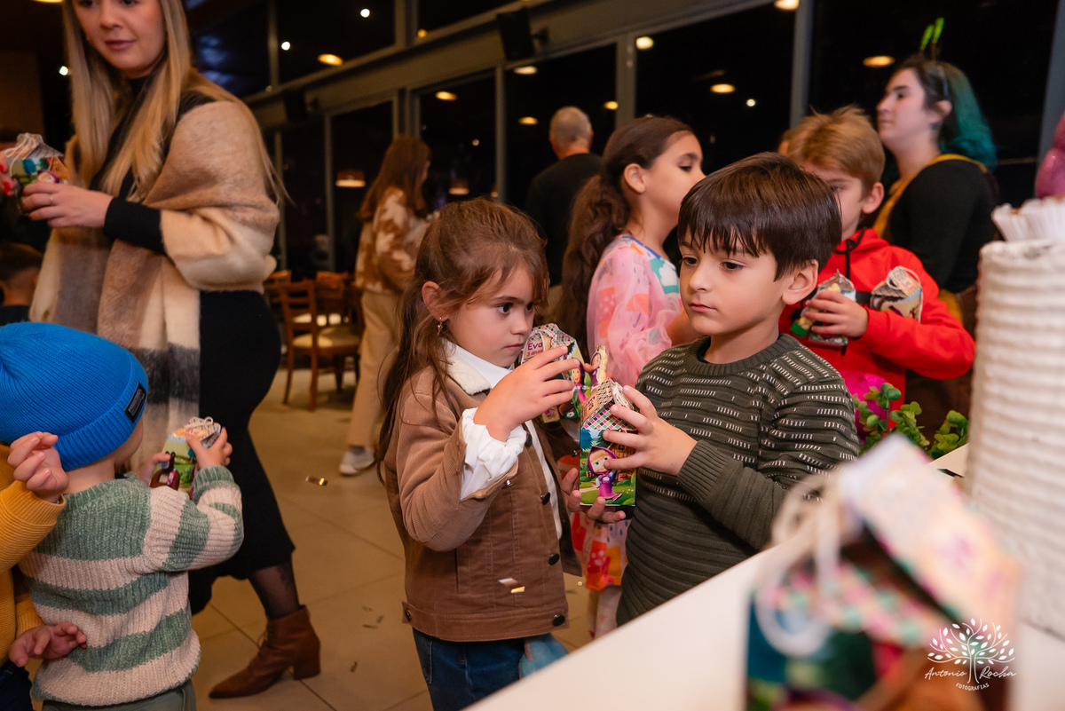 festa infantil - Masha e o Urso - cama elástica - tobogã - maquiagem artística - festa no condomínio - com crianças - brincadeiras infantis - festa temática - registro fotográfico - fotografia de festa infantil – Pelotas - Antonio Rocha Fotografias