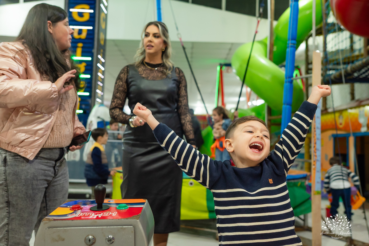 Luíz Filipe - 4 anos - aniversário infantil - festa infantil - Homem-Aranha - fantasia infantil - show do parabéns - fotografia de aniversário - fotógrafo de crianças - Tio Guigui – Pelotas – Super heróis – teia do homem aranha - Antonio Rocha Fotografias