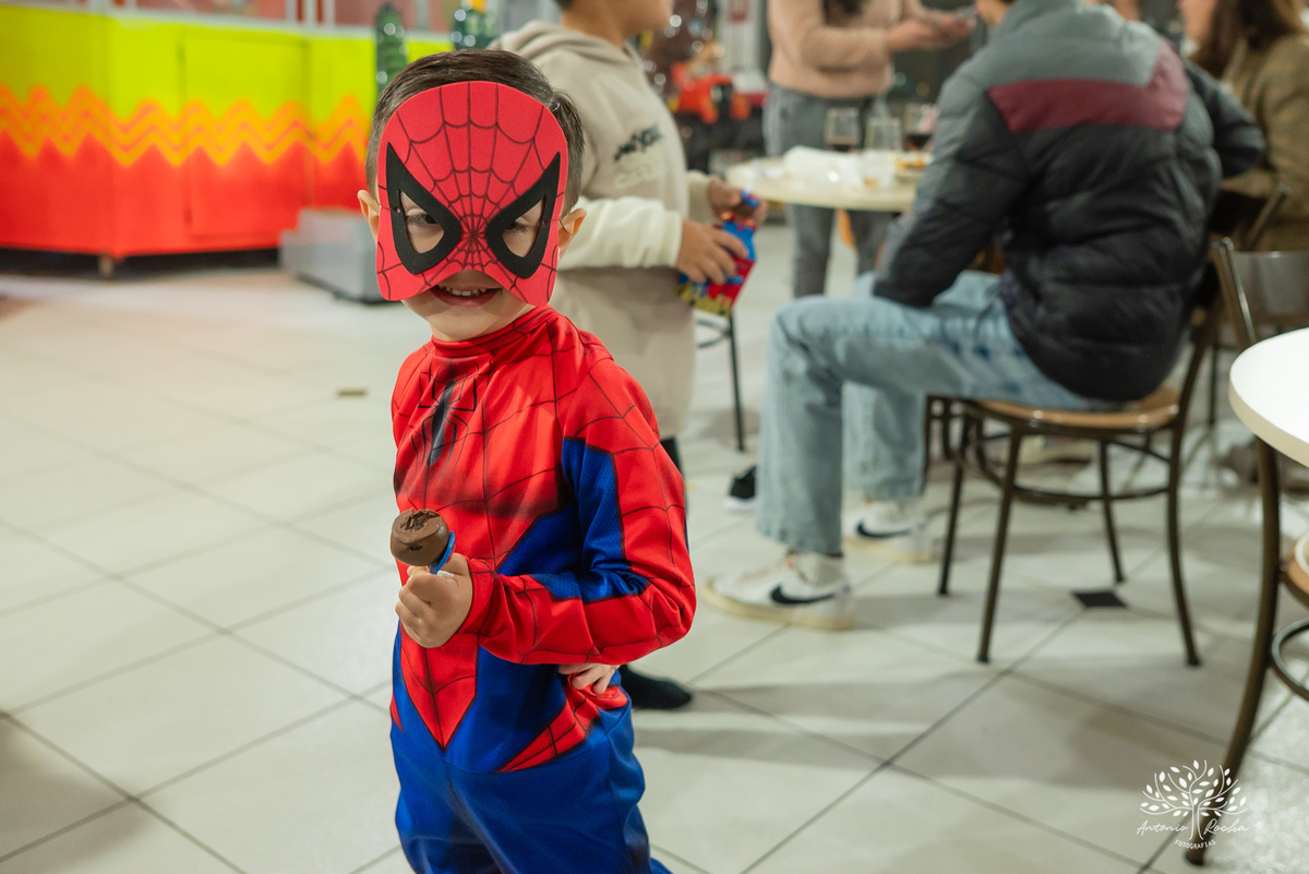 Luíz Filipe - 4 anos - aniversário infantil - festa infantil - Homem-Aranha - fantasia infantil - show do parabéns - fotografia de aniversário - fotógrafo de crianças - Tio Guigui – Pelotas – Super heróis – teia do homem aranha - Antonio Rocha Fotografias