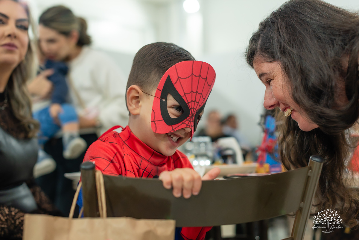 Luíz Filipe - 4 anos - aniversário infantil - festa infantil - Homem-Aranha - fantasia infantil - show do parabéns - fotografia de aniversário - fotógrafo de crianças - Tio Guigui – Pelotas – Super heróis – teia do homem aranha - Antonio Rocha Fotografias