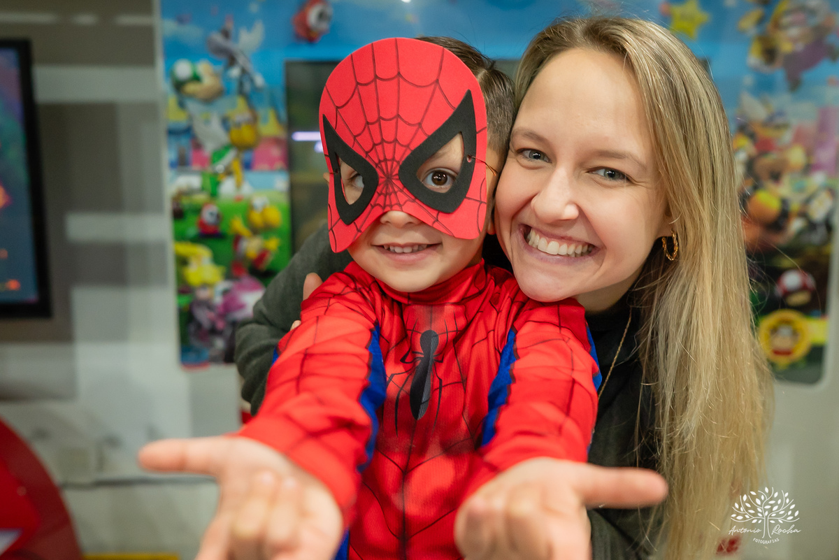 Luíz Filipe - 4 anos - aniversário infantil - festa infantil - Homem-Aranha - fantasia infantil - show do parabéns - fotografia de aniversário - fotógrafo de crianças - Tio Guigui – Pelotas – Super heróis – teia do homem aranha - Antonio Rocha Fotografias