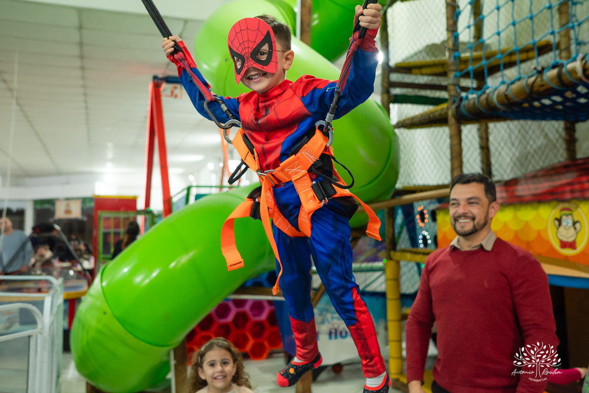 Luíz Filipe - 4 anos - aniversário infantil - festa infantil - Homem-Aranha - fantasia infantil - show do parabéns - fotografia de aniversário - fotógrafo de crianças - Tio Guigui – Pelotas – Super heróis – teia do homem aranha - Antonio Rocha Fotografias