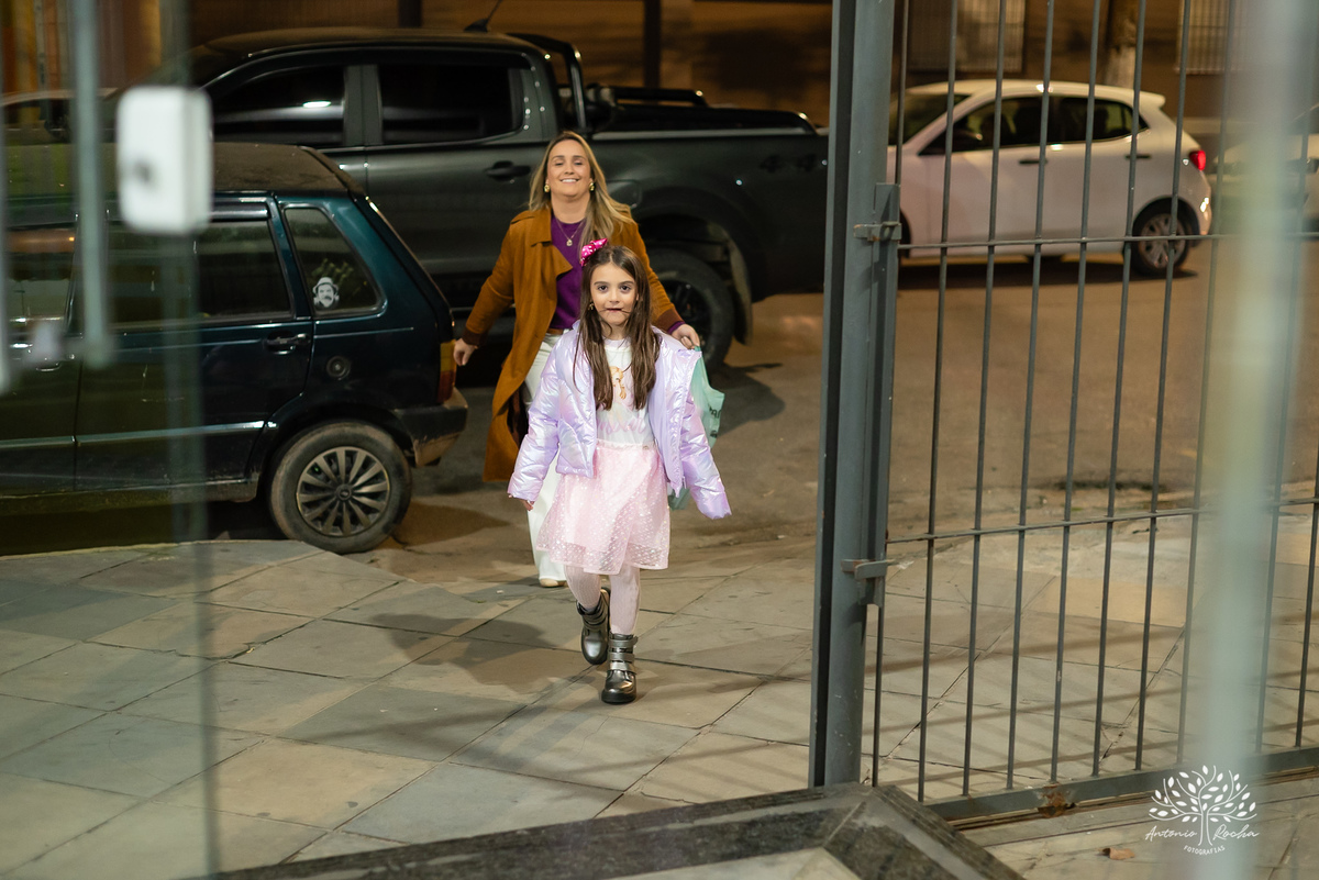 aniversário infantil - fotografia de aniversário - fotógrafa de crianças - fotos espontâneas - fotógrafo profissional - Antonio Rocha Fotografias - festa infantil alegre - aniversário com amigos - fotografia documental – tio Guigui - Pelotas - borboletas