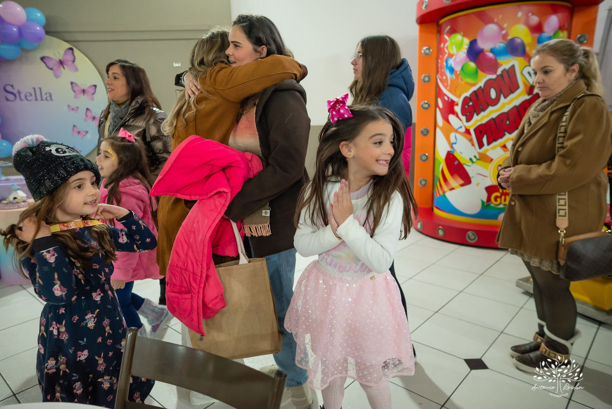 aniversário infantil - fotografia de aniversário - fotógrafa de crianças - fotos espontâneas - fotógrafo profissional - Antonio Rocha Fotografias - festa infantil alegre - aniversário com amigos - fotografia documental – tio Guigui - Pelotas - borboletas