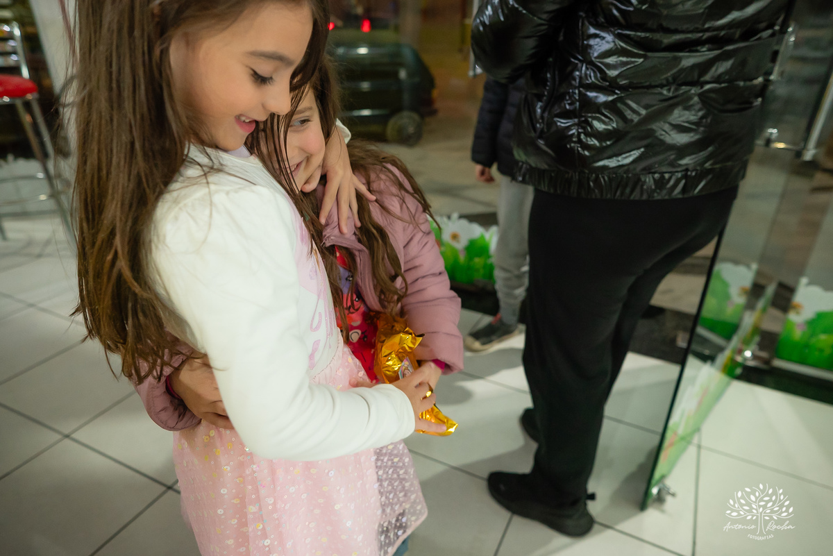 aniversário infantil - fotografia de aniversário - fotógrafa de crianças - fotos espontâneas - fotógrafo profissional - Antonio Rocha Fotografias - festa infantil alegre - aniversário com amigos - fotografia documental – tio Guigui - Pelotas - borboletas
