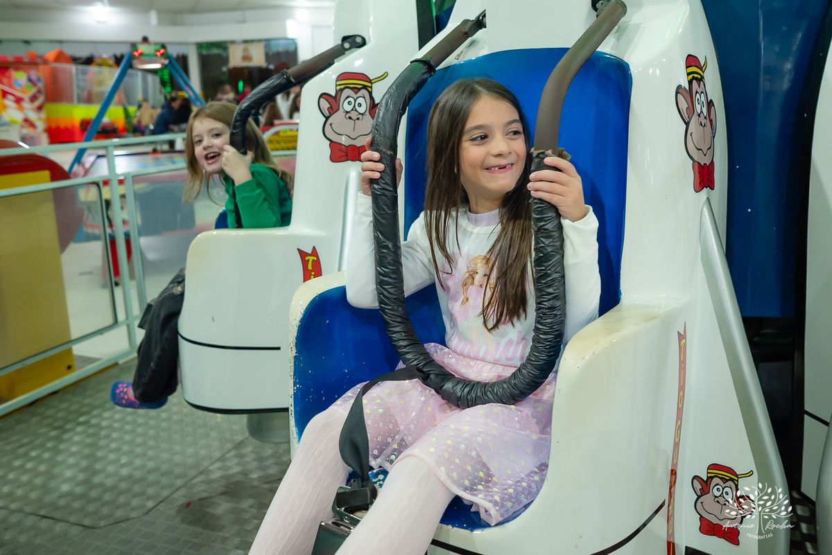 aniversário infantil - fotografia de aniversário - fotógrafa de crianças - fotos espontâneas - fotógrafo profissional - Antonio Rocha Fotografias - festa infantil alegre - aniversário com amigos - fotografia documental – tio Guigui - Pelotas - borboletas