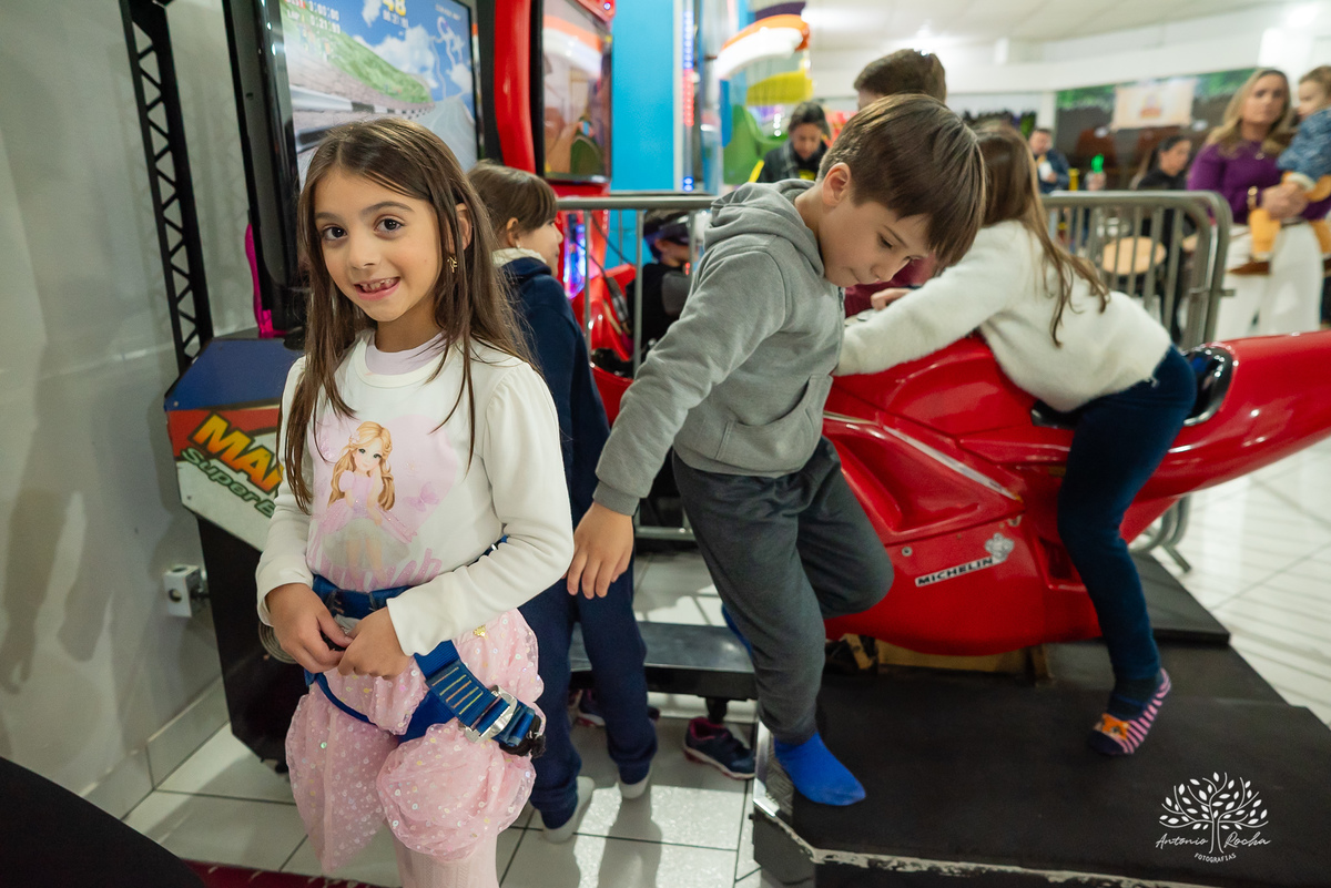 aniversário infantil - fotografia de aniversário - fotógrafa de crianças - fotos espontâneas - fotógrafo profissional - Antonio Rocha Fotografias - festa infantil alegre - aniversário com amigos - fotografia documental – tio Guigui - Pelotas - borboletas