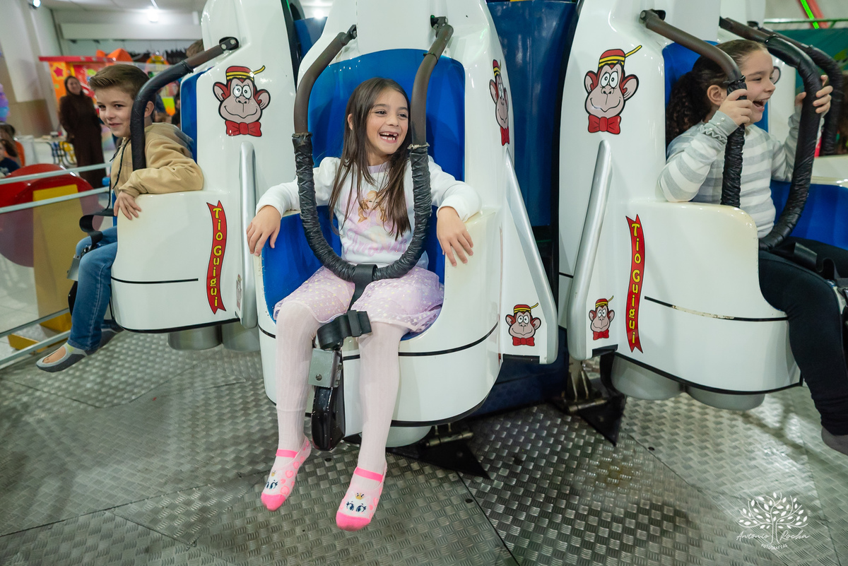 aniversário infantil - fotografia de aniversário - fotógrafa de crianças - fotos espontâneas - fotógrafo profissional - Antonio Rocha Fotografias - festa infantil alegre - aniversário com amigos - fotografia documental – tio Guigui - Pelotas - borboletas