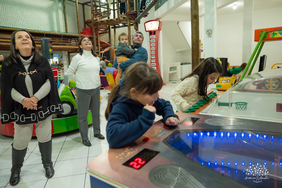 aniversário infantil - fotografia de aniversário - fotógrafa de crianças - fotos espontâneas - fotógrafo profissional - Antonio Rocha Fotografias - festa infantil alegre - aniversário com amigos - fotografia documental – tio Guigui - Pelotas - borboletas