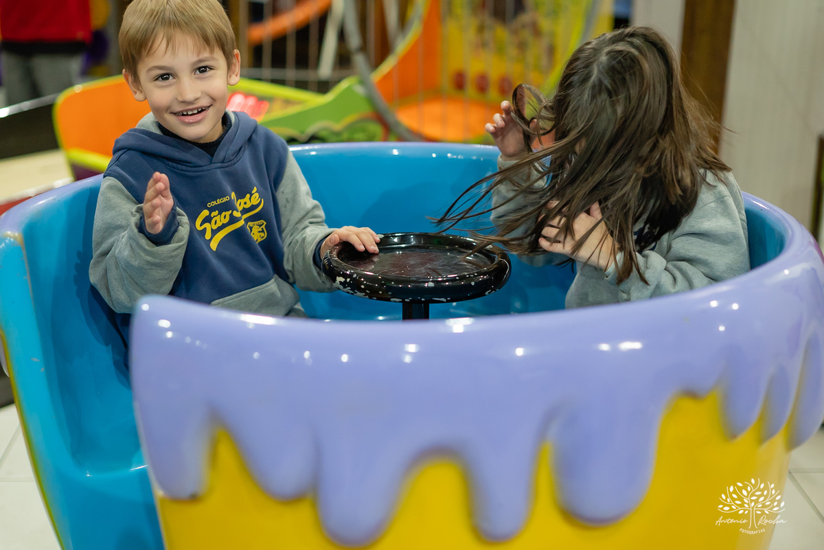 aniversário infantil - fotografia de aniversário - fotógrafa de crianças - fotos espontâneas - fotógrafo profissional - Antonio Rocha Fotografias - festa infantil alegre - aniversário com amigos - fotografia documental – tio Guigui - Pelotas - borboletas
