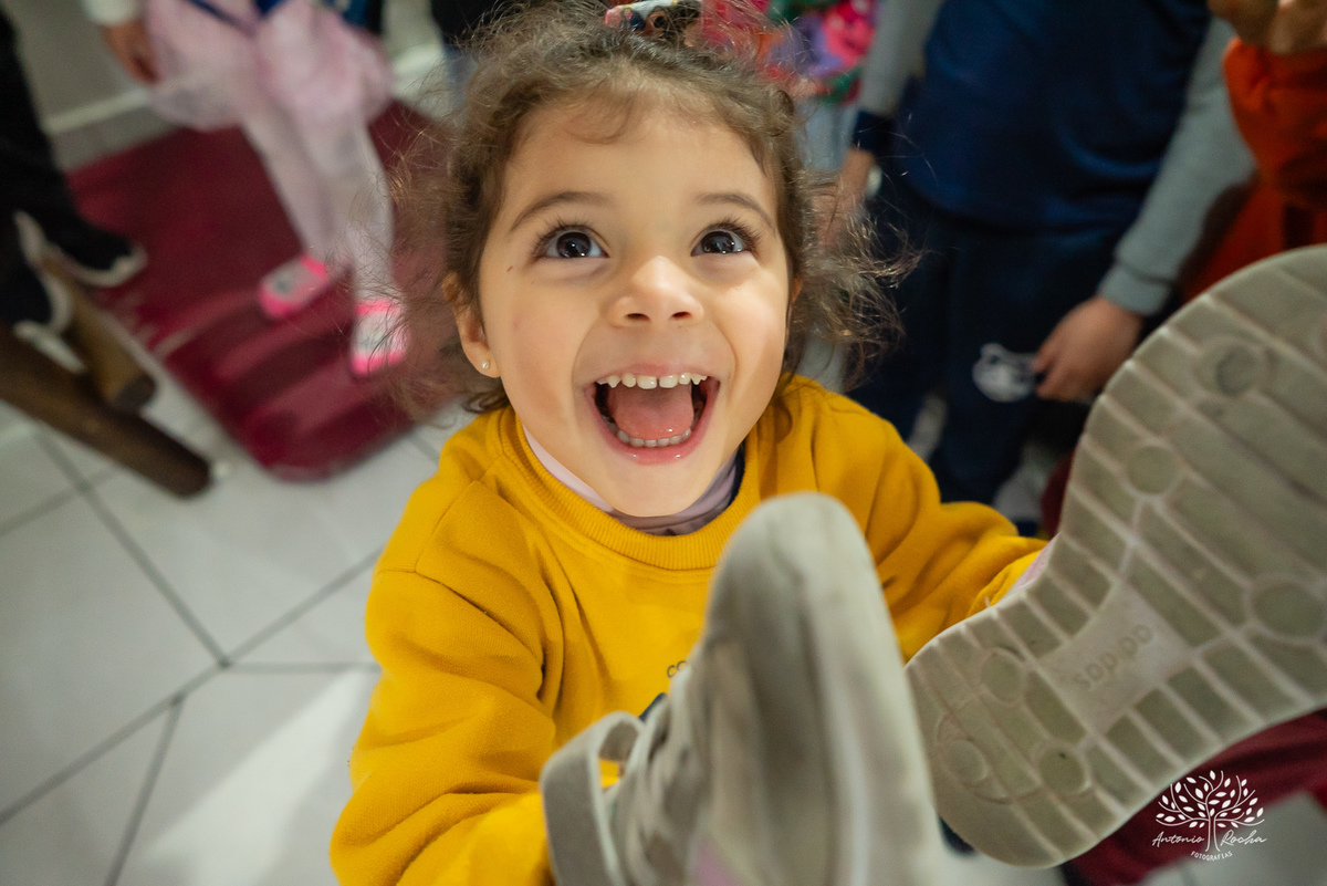 aniversário infantil - fotografia de aniversário - fotógrafa de crianças - fotos espontâneas - fotógrafo profissional - Antonio Rocha Fotografias - festa infantil alegre - aniversário com amigos - fotografia documental – tio Guigui - Pelotas - borboletas