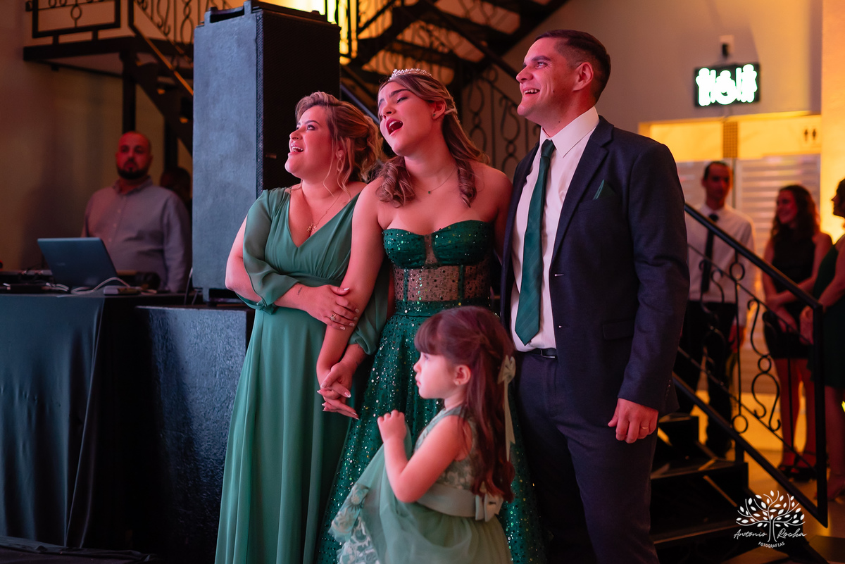 festa-15-anos - debutante - chácara-do-amanhecer - making-of - homenagem - pista-de-dança - fotografia-de-festa - antonio-rocha-fotografias – lavie eventos – storymaker Luan – Pelotas – Antonio Rocha Fotografias – grupo malv – personalizados de 15 anos