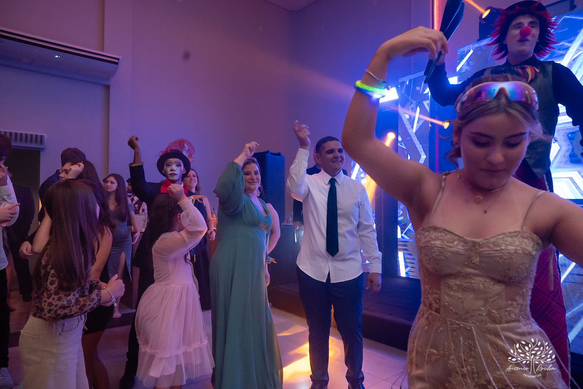 festa-15-anos - debutante - chácara-do-amanhecer - making-of - homenagem - pista-de-dança - fotografia-de-festa - antonio-rocha-fotografias – lavie eventos – storymaker Luan – Pelotas – Antonio Rocha Fotografias – grupo malv – personalizados de 15 anos